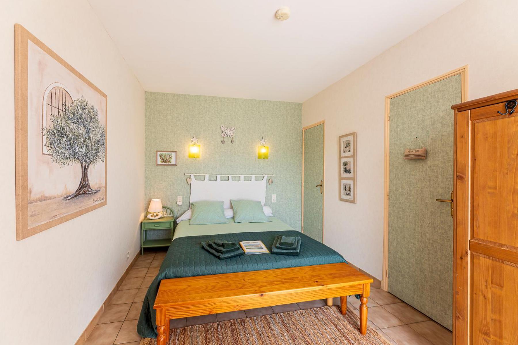 Bed and Breakfast La Bastide Des Roses Saint-Julien-d'Asse Екстер'єр фото